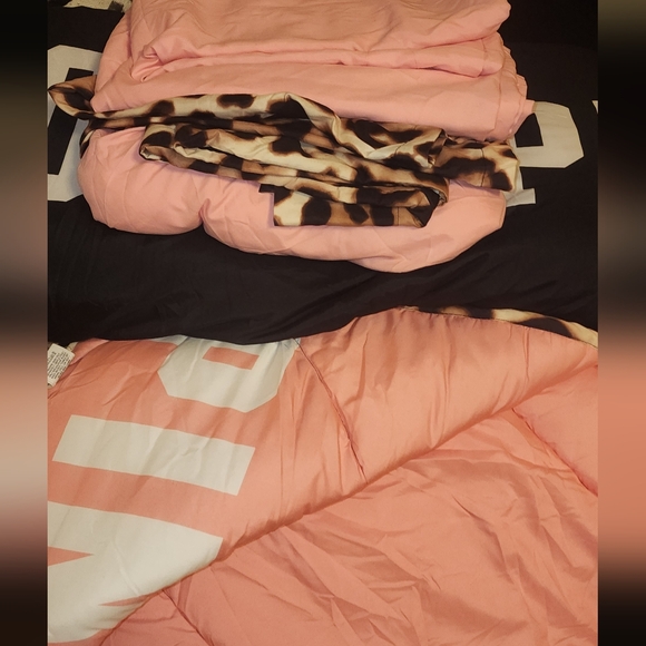 Victoria Secret Pink twin bedding - Picture 1 of 4